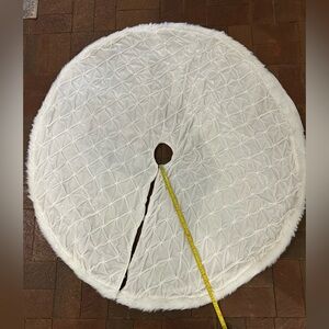 St. Nicks Choice white tree skirt 🎄
